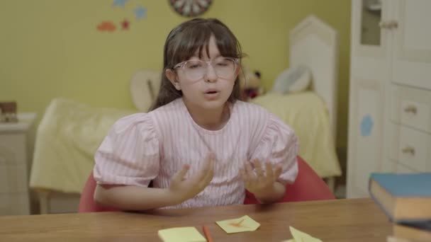 Thuis Zit Het Kleine Meisje Aan Tafel Praten Met Lege — Stockvideo