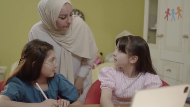 Дівчата Школі Навчаються Онлайн Дому Роблять Домашнє Завдання Школі Дитяча — стокове відео