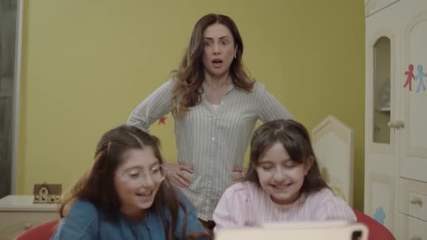 Девочки Школьницы Смотрят Смешное Видео Планшетном Компьютере Дома Детское Дистанционное — стоковое видео