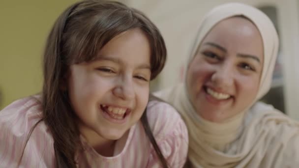 Μικρό Χαριτωμένο Κορίτσι Που Παίρνει Selfie Νεαρή Μητέρα Της Hijab — Αρχείο Βίντεο