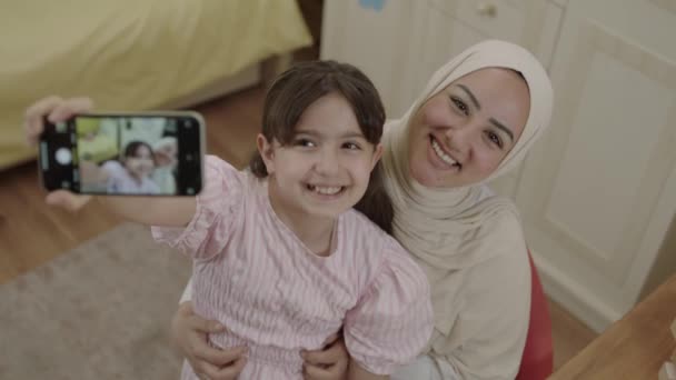Gadis Kecil Yang Lucu Mengambil Foto Selfie Dengan Ibu Mudanya — Stok Video