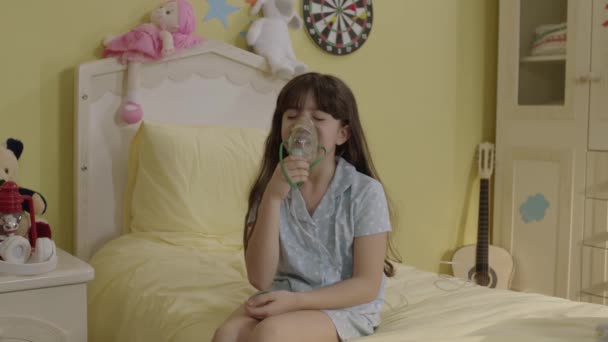Little Girl Has Shortness Breath Child Bed Inhales Smoke Medicine — Stockvideo