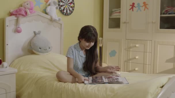Mother Giving Birthday Present Her Daughter Sitting Her Bed Her — Vídeo de Stock