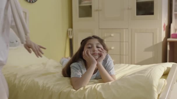 Young Mother Tries Talk Her Sad Bored Little Daughter Who — Vídeo de Stock