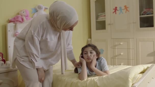 Μια Νεαρή Μητέρα Προσπαθεί Μιλήσει Στην Λυπημένη Βαρετή Κορούλα Της — Αρχείο Βίντεο