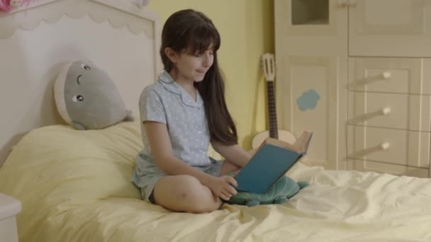 Άρρωστο Και Αλλεργικό Κοριτσάκι Φτερνίζεται Διαβάζοντας Ένα Βιβλίο Στο Κρεβάτι — Αρχείο Βίντεο