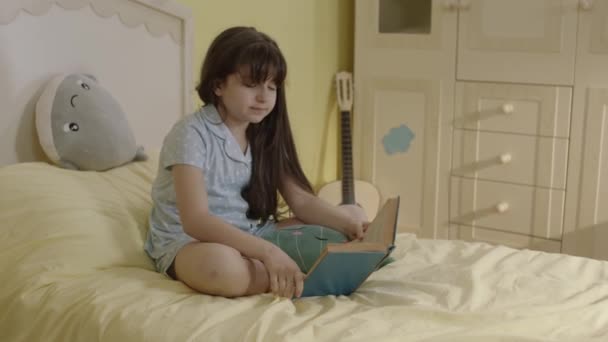 Άρρωστο Και Αλλεργικό Κοριτσάκι Φτερνίζεται Διαβάζοντας Ένα Βιβλίο Στο Κρεβάτι — Αρχείο Βίντεο