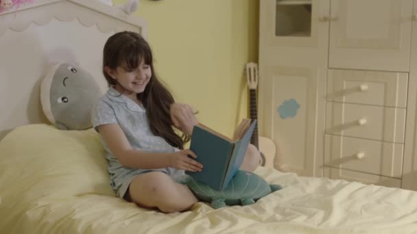Little Girl Child Reading Book Bed Bedroom Children Read Books — Vídeos de Stock