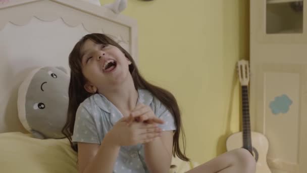 Little Girl Doing Magic Tricks Her Fingers Bedroom Boy Who — Vídeos de Stock