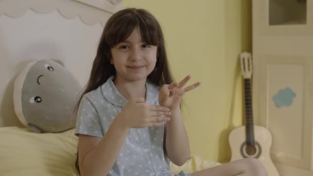 小女孩在卧室里用手指玩魔术 那个长大后想成为幻想家的男孩 — 图库视频影像