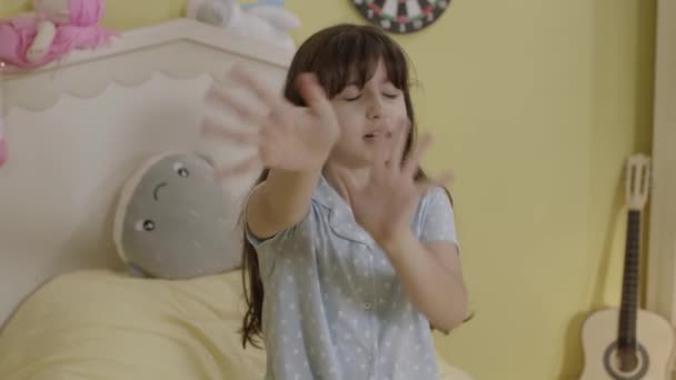 Μικρό Κορίτσι Που Λέει Σταματήσει Χέρι Της Ενάντια Στο Κακό — Αρχείο Βίντεο