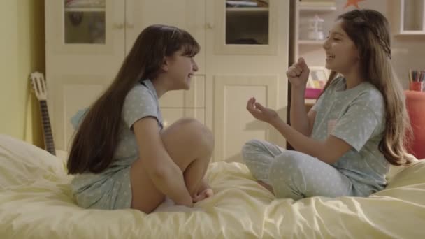 Little Girls Sit Beds Home Play Rock Paper Scissors Shot — Stock Video