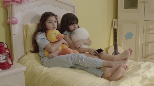 Two Little Sisters Watching Exciting Movie Wrapped Plush Toys Siblings — Stock Video