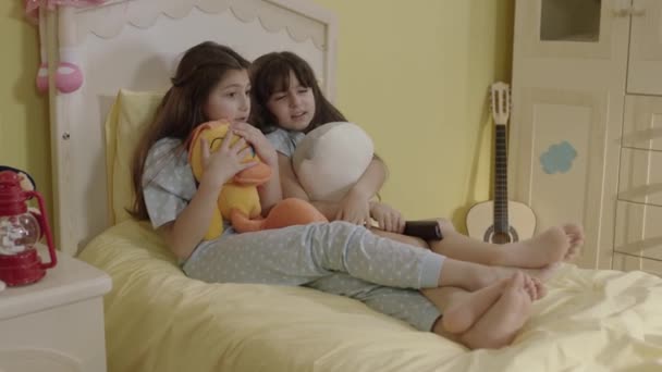Две Маленькие Сестры Смотрят Захватывающий Фильм Завернутый Свои Плюшевые Игрушки — стоковое видео