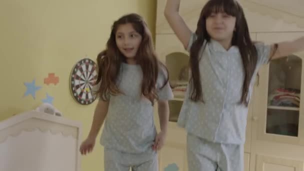 Two Little Girls Pajamas Have Fun Jumping Bed Fun Cute — Vídeo de stock