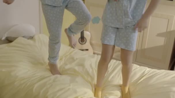 Two Little Girls Pajamas Have Fun Jumping Bed Fun Cute — Vídeo de Stock