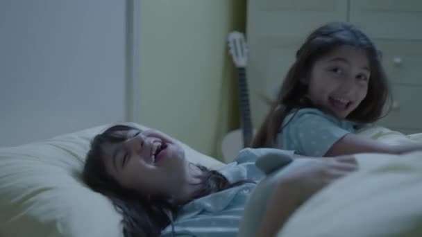 Children Bed Covers Two Girlfriends Laughing Having Fun Spending Time — Vídeo de Stock