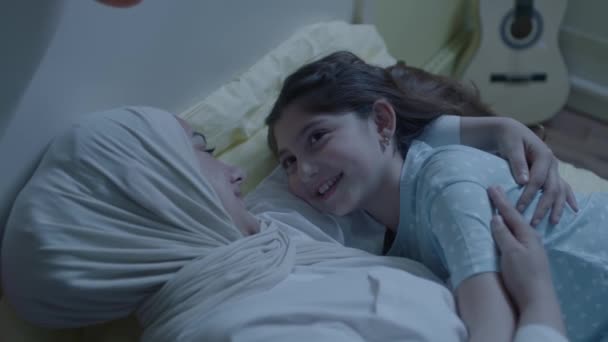 Мати Хіджабі Маленька Дочка Весело Розмовляють Спальні Лежачи Ліжку Вдома — стокове відео