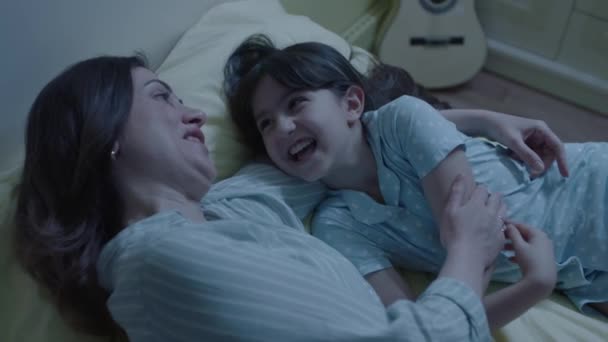 Мила Мати Маленька Дочка Розважаються Лежачи Ліжку Розмовляючи Спальні Лінивих — стокове відео