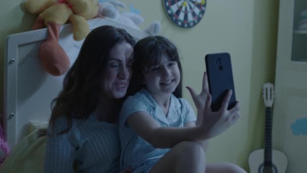 Happy Mother Little Daughter Lying Comfortable Bed Night Watching Video — Stock videók