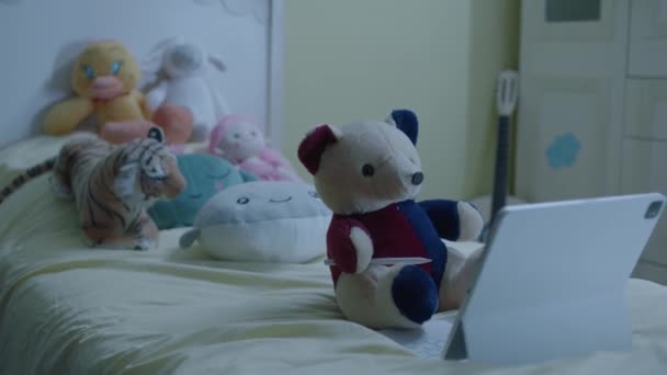Teddy Beruang Dan Komputer Tablet Tempat Tidur Kamar Bayi Boneka — Stok Video