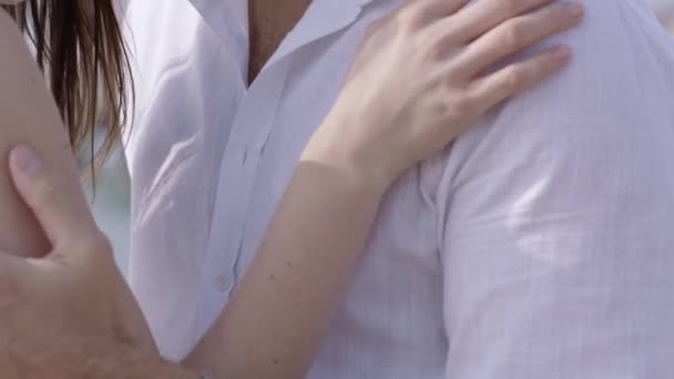 Щаслива Подружня Пара Білому Одязі Обіймається Ніжно Торкається Один Одного — стокове відео