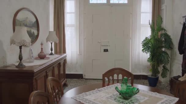 古い家具を備えたトルコの家のリビングルームの眺め 伝統的なトルコの古い家のドア 古い白い扉が開きます — ストック動画