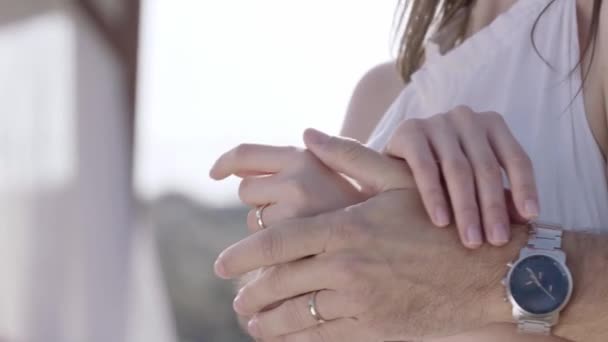 幸福的新婚夫妇 身穿白衣 彼此拥抱 在海边轻柔地触摸对方 幸福婚姻的概念 男人和女人互相爱抚的特写 — 图库视频影像