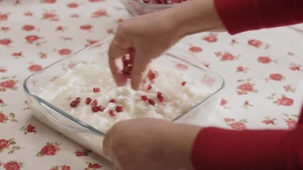 Gllac Dessert Milk Pomegranate Made Muslims Ramadan Close Hands Woman — Vídeo de stock