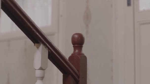 古い木製の茶色の階段のビュー 歳の茶色の素朴な階段を下り 高齢者の女性のクローズアップ手 — ストック動画