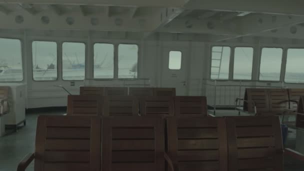 オープンスペースに海の景色を望む木製の空の蒸気船の座席コヴィッド 19門限中にイスタンブールから北京に渡るフェリーの空の席 — ストック動画