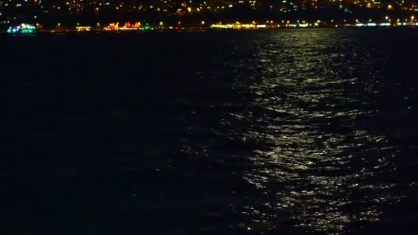 Laut Malam Berkilau Terang Air Bulan Lautan Mana Lampu Kuning — Stok Video
