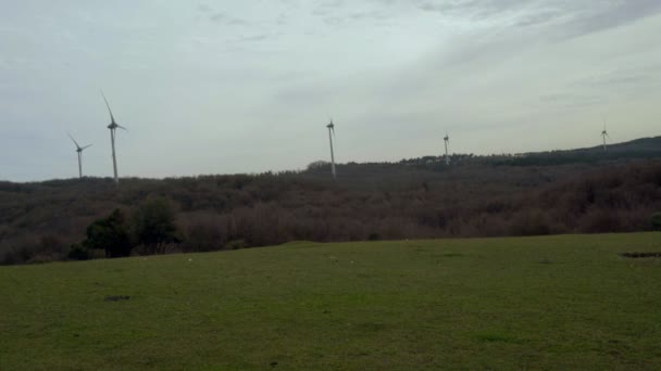 Powerful Wind Turbine Farm Power Generation Cloudy Sky Green Nature — Wideo stockowe