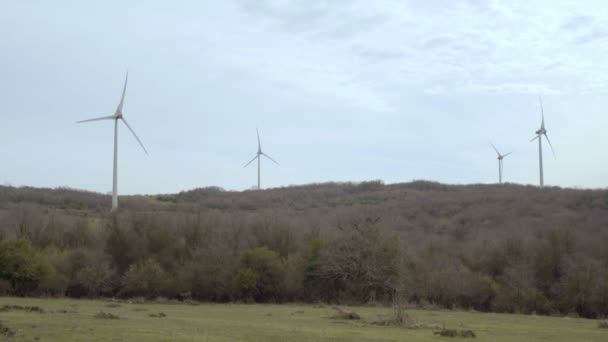 Powerful Wind Turbine Farm Power Generation Cloudy Sky Green Nature — Αρχείο Βίντεο