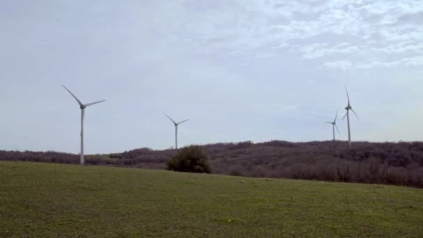 Powerful Wind Turbine Farm Power Generation Cloudy Sky Green Nature — Vídeos de Stock