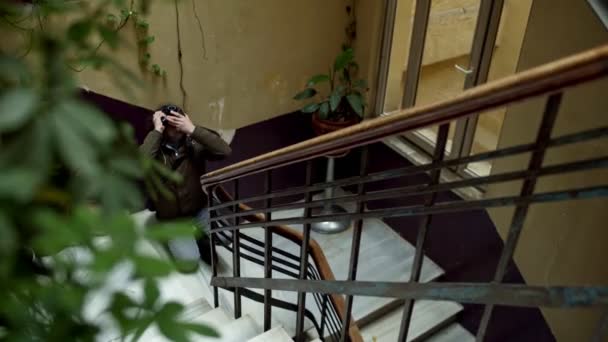 古いアパートの階段の写真家 美しいアパートの階段の写真 — ストック動画