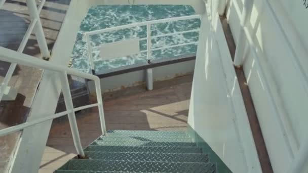 フェリーの階段から海と波の景色 海上でのフェリー船セーリング — ストック動画