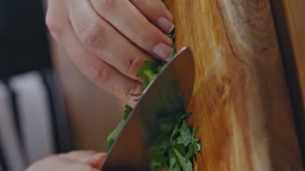 Close Hands Woman Cutting Parsley Wooden Floor Kitchen Woman Cutting — Stock videók