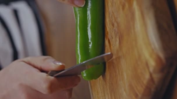 Woman Cutting Green Pepper Kitchen Close Hands Woman Cutting Green — Stockvideo