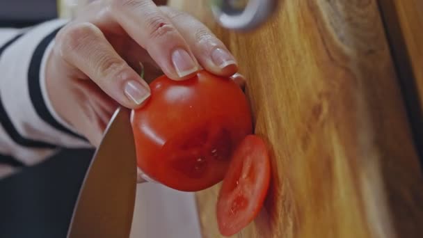 Close Hands Woman Cutting Tomatoes Wooden Floor Kitchen Woman Cutting — Vídeo de stock