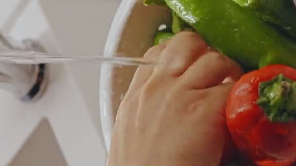 Руки Жінок Миють Овочі Під Водопровідною Водою Відео Вертикальної Історії — стокове відео