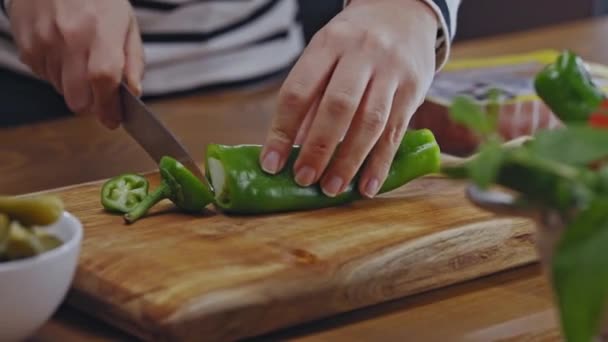 Close Hands Woman Cutting Green Pepper Wooden Floor Kitchen Woman — Stockvideo