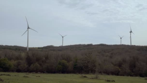 Powerful Wind Turbine Farm Power Generation Cloudy Sky Green Nature — Stok video