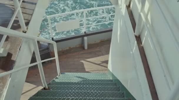 フェリーの階段から海と波の景色 海上でのフェリー船セーリング — ストック動画