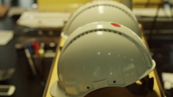建築家 エンジニアルームのテーブルの上に白い安全ヘルメット — ストック動画
