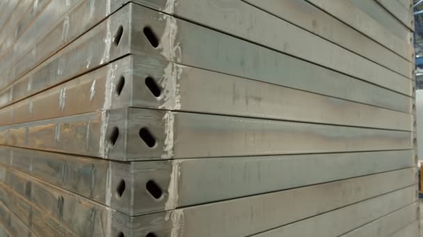 金属プロファイルを製造する工場に並ぶ鉄プロファイル — ストック動画