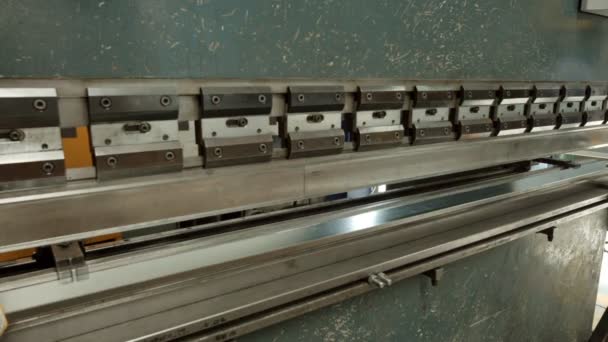 Operator Bends Sheet Metal Bending Machine Bending Sheet Metal Worker — Vídeo de Stock