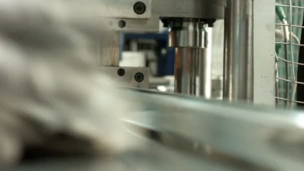 Besi Mesin Pemotong Dalam Profil Factory Pabrik Memproduksi Profil Besi — Stok Video