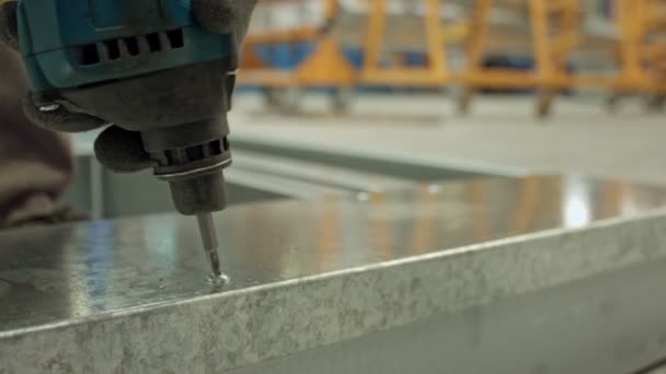 Pleasant Light Screw Metal Surface Drill Machine Drills Metal — Stockvideo