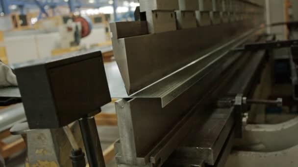 Operator Bends Sheet Metal Bending Machine Bending Sheet Metal Worker — Vídeo de Stock